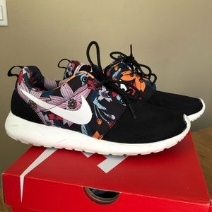Nike Women’s Roche Run print Aloha W8.5